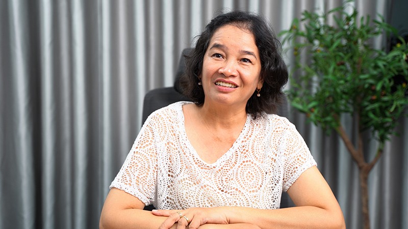 Cô Thanh (56 tuổi) quyết tâm học tiếng Anh để tự tin giao tiếp (Ảnh: NativeX).