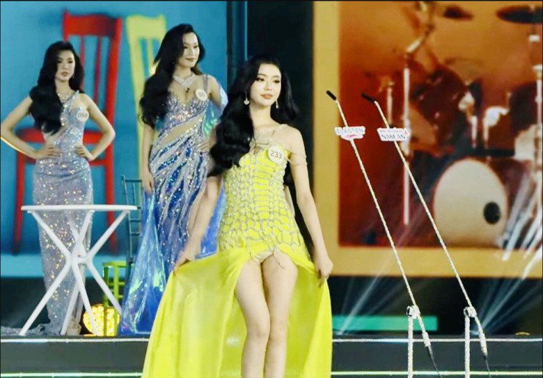Thí sinh hoa hậu Việt mắc sự cố thời trang vì váy xẻ trên sóng trực tiếp - 2