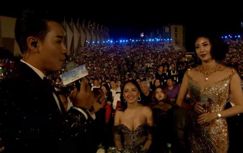 Thí sinh hoa hậu Việt mắc sự cố thời trang vì váy xẻ trên sóng trực tiếp - 4