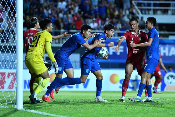 U23 Thái Lan (áo xanh) đã không thể lật ngược tình thế trước U23 Indonesia
