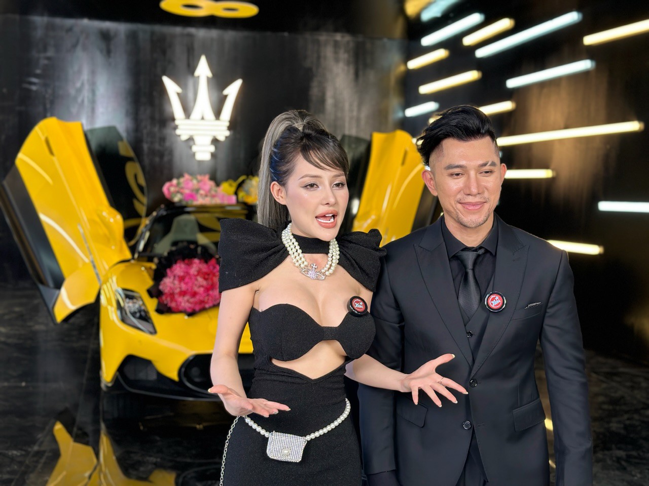 Lương Bằng Quang và bạn gái hào hứng trong ngày nhận siêu xe.&nbsp;Ảnh: Trai Úc