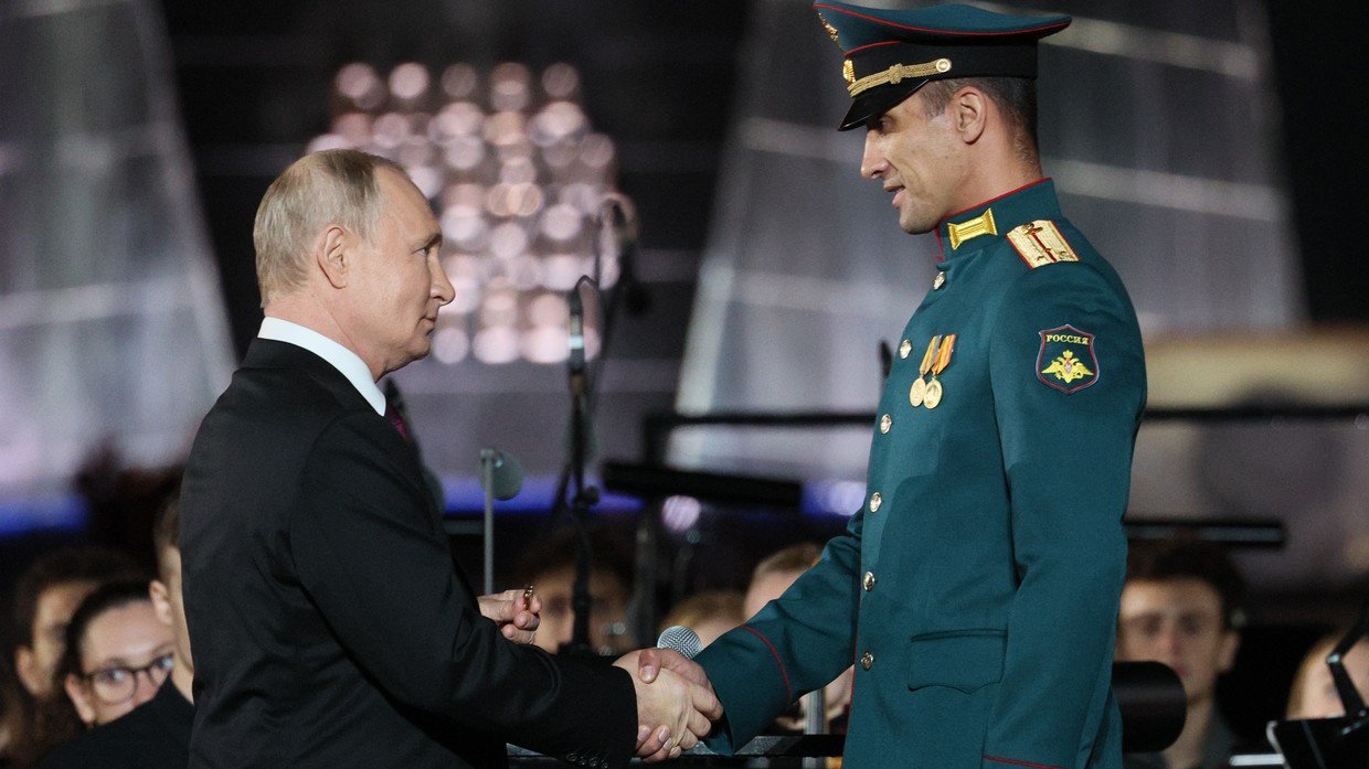 Ông Putin trao huân chương cho kíp lái xe tăng Nga đơn độc chặn đoàn xe bọc thép Ukraine - 1