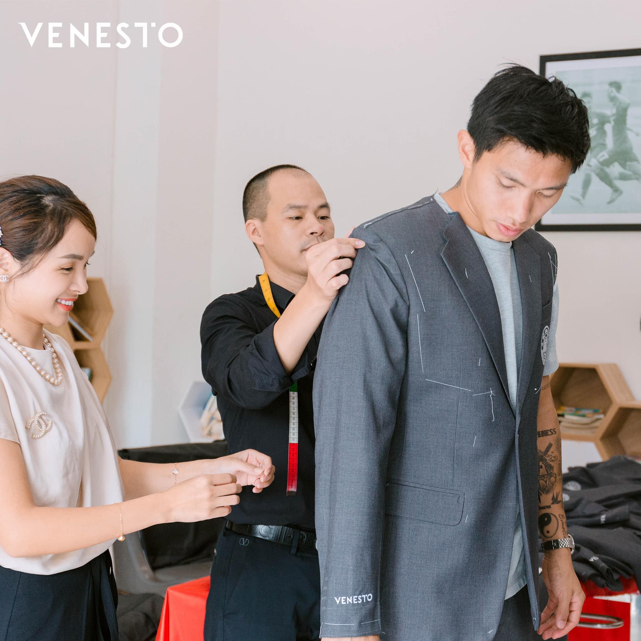 Thương hiệu Veston nam Venesto chú trọng việc hấp dẫn khách hàng từ những người nghệ nhân chơi nghệ thuật thông qua chất liệu vải, qua những đường cắt may điêu luyện, gửi gắm trong từng đường kim mũi chỉ.