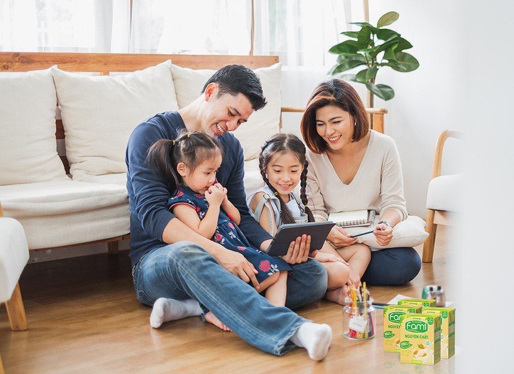 Sữa đậu nành Fami từ 100% đạm thực vật tự nhiên là giải pháp tiện lợi giúp người dùng tối ưu quỹ thời gian quý giá, gắn kết mọi thành viên gia đình.