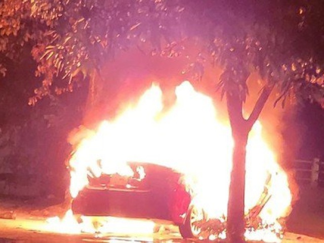 Pháp luật - Bức xúc chuyện gia đình, người đàn ông dùng xăng đốt xe ô tô người khác