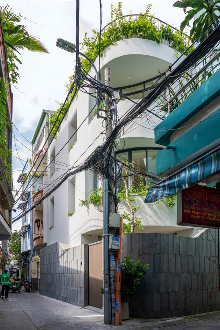 Các căn nhà trong ngõ hoặc phố nhỏ không có vỉa hè ở những thành phố lớn ở Hà Nội hay TP. HCM đều có đặc điểm chung là thường bí, ít mảng xanh.
