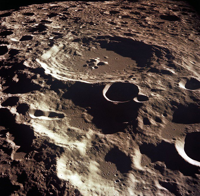 Bề mặt đầy hố va chạm của Mặt Trăng - Ảnh: NASA