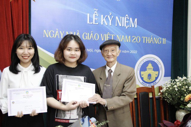 Thủ khoa kép ngành Văn học: Văn học đưa tôi đến hiện đại từ truyền thống - 4