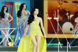 Thí sinh hoa hậu Việt mắc sự cố thời trang vì váy xẻ trên sóng trực tiếp