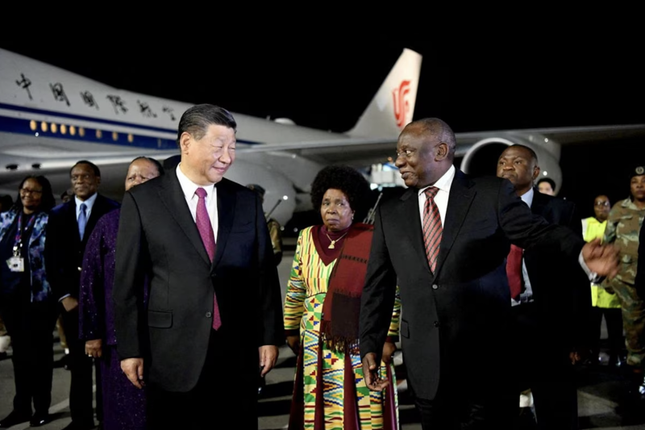 Tổng thống Nam Phi Cyril Ramaphosa đón Chủ tịch Trung Quốc Tập Cận Bình tại sân bay quốc tế ở Johannesburg ngày 22/8. (Ảnh: Reuters)
