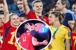 Sếp lớn ôm hôn nữ cầu thủ TBN vô địch World Cup gây sốc, bị fan đòi từ chức