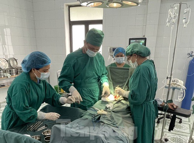 Cấp cứu bệnh nhân bị bò húc thủng bụng. Ảnh: CB