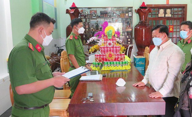 Công an tỉnh An Giang đọc quyết định khởi tố bị can và lệnh bắt tạm giam ông Nguyễn Bá Quận. Ảnh: Tiến Tầm.