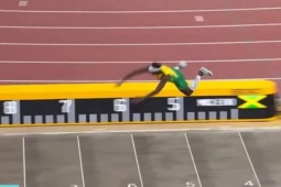 Thể thao - Ngỡ ngàng giải điền kinh thế giới: Nhảy xa theo phong cách "vồ ếch"