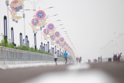 Tin tức trong ngày - Người dân tranh thủ đi thể dục ngắm cầu Vĩnh Tuy 2 sáng sớm trước ngày thông xe