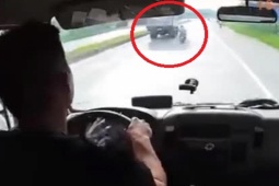 Tin tức trong ngày - Clip: Cố chạy núp bóng xe lớn, “ninja Lead” khiến tài xế bức xúc phải hạ kính nhắc nhở