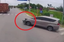 Tin tức trong ngày - Clip: Chạy bất cẩn lao đầu vào xe khủng, tài xế ô tô “trả giá đắt”