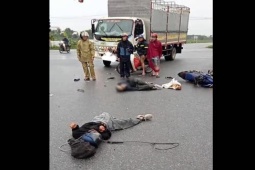 Tin tức trong ngày - Clip: Phóng xe máy exciter chở bao tải đựng chó lao đầu vào xe tải, 2 người nằm gục