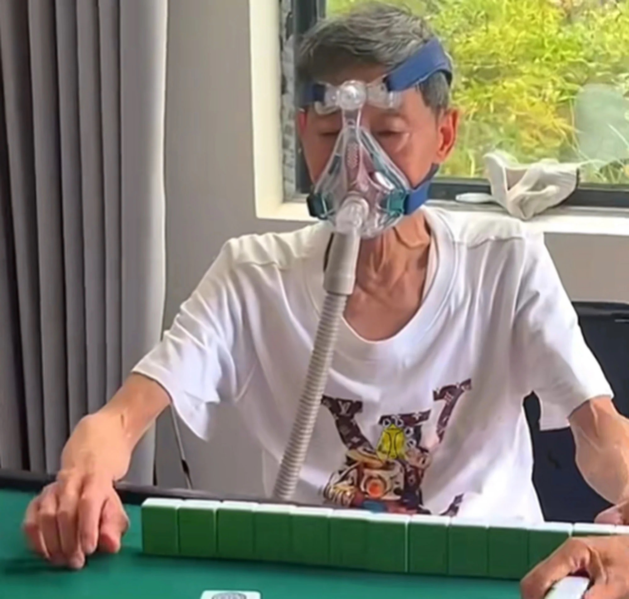 Ông Tang vừa chơi mạt chược vừa phải thở oxy (ảnh: SCMP)