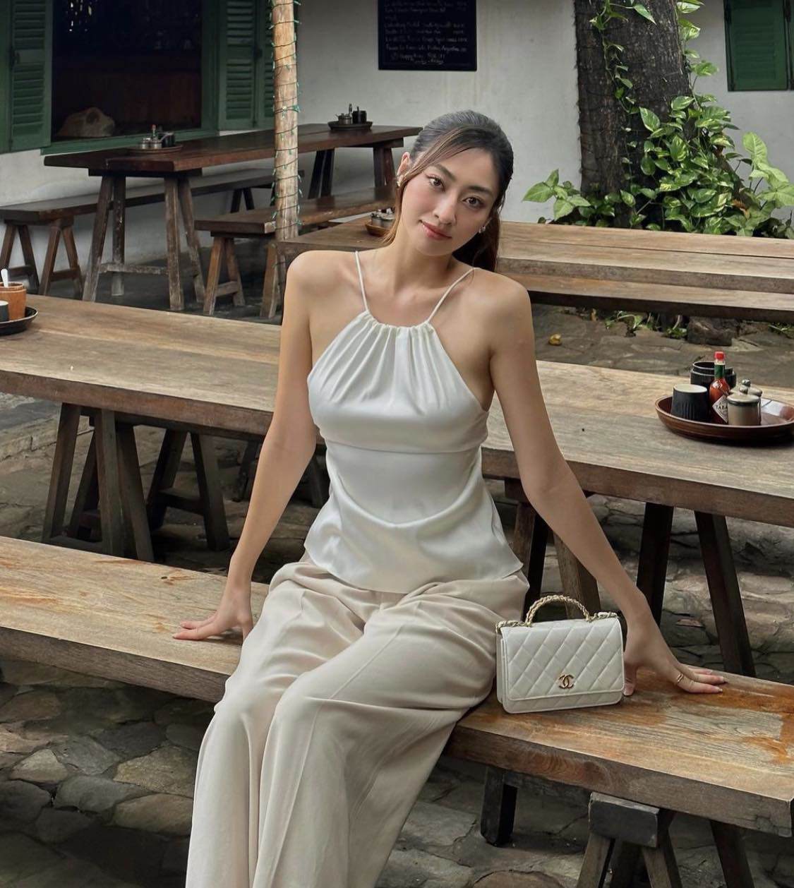 Lương Thùy Linh diện áo yếm phối cùng quần ống suông khi đi uống cafe.