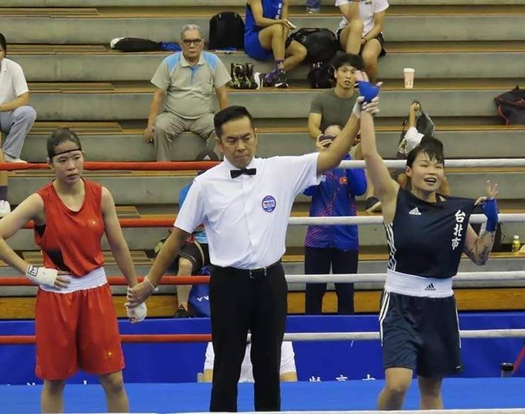 Huyền Trân (áo đỏ) thua&nbsp;trước Wu Pei Yi ở trận chung kết boxing hạng cân 57kg của giải Taipei City Cup