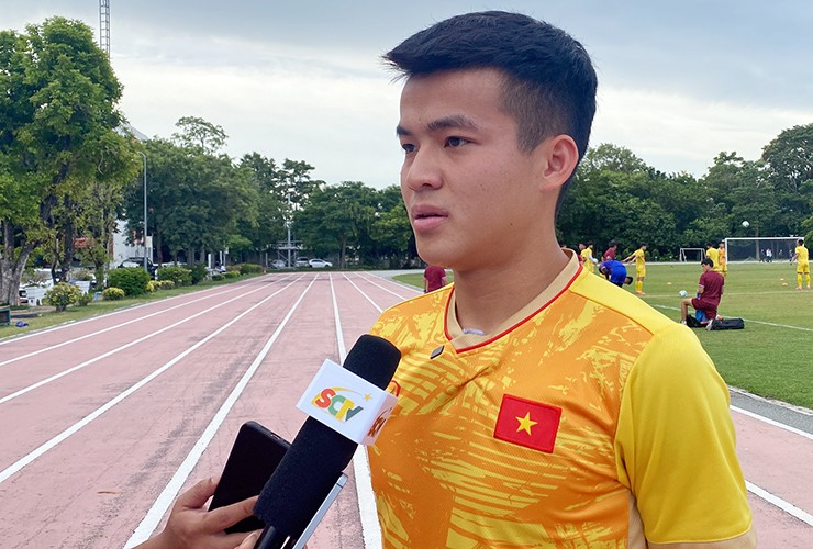 Cầu thủ Nguyễn Hồng Phúc trả lời báo chí trong buổi tập chiều 25/8 của U23 Việt Nam.