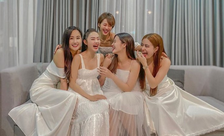 Mai Phương Thúy gây tò mò với loạt ảnh cùng hội bạn thân bằng tuổi - 7