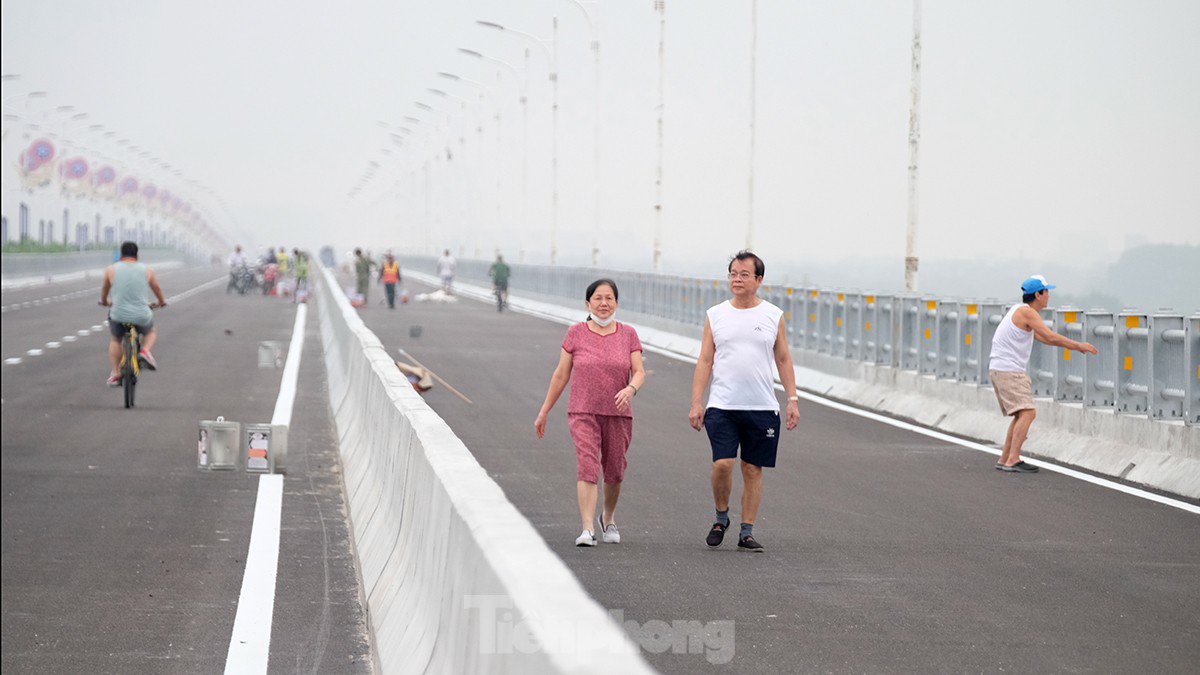 Người dân đi bộ, đạp xe trên cầu Vĩnh Tuy giai đoạn 2.