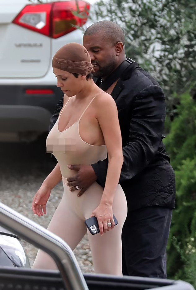 Vợ Kanye West có nguy cơ bị phạt vì mặc áo ngực ra đường - 1