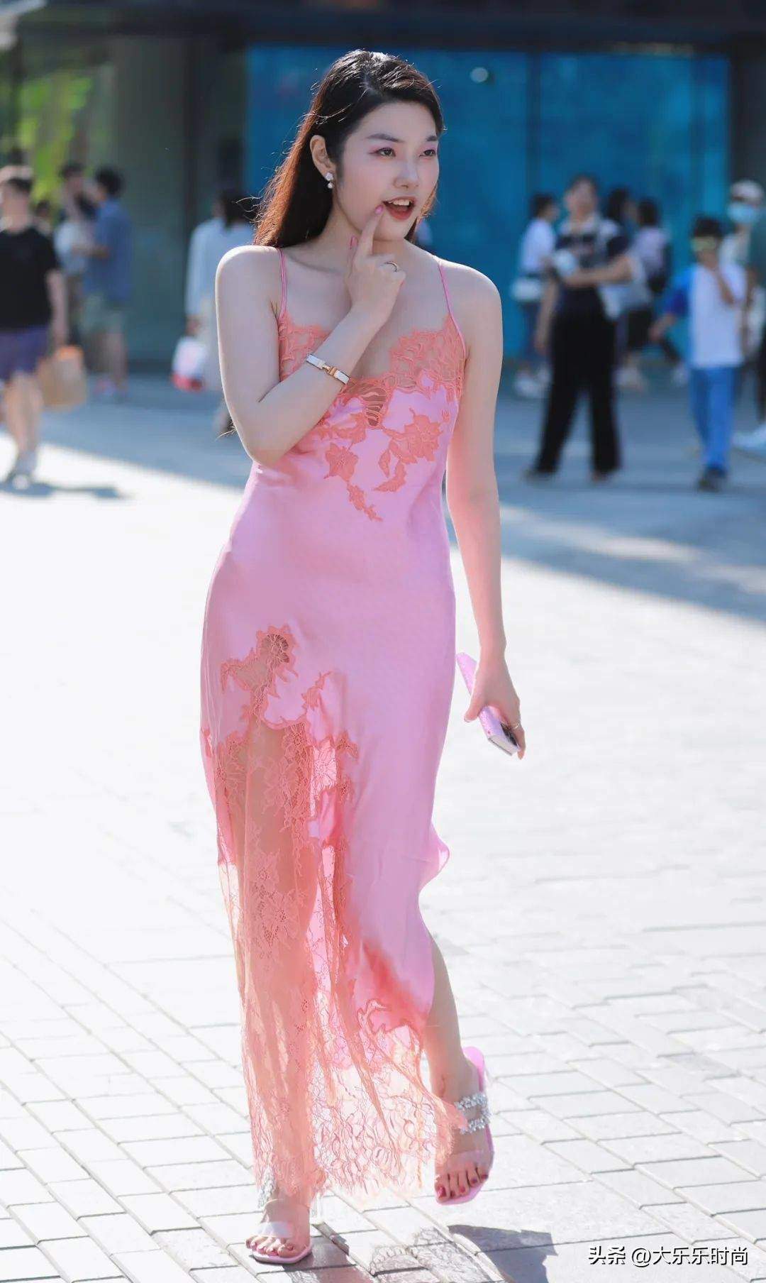 Cô nàng này khiến nhiều người trên phố ngoái nhìn khi diện váy satin phối ren khoe vóc dáng đẹp.