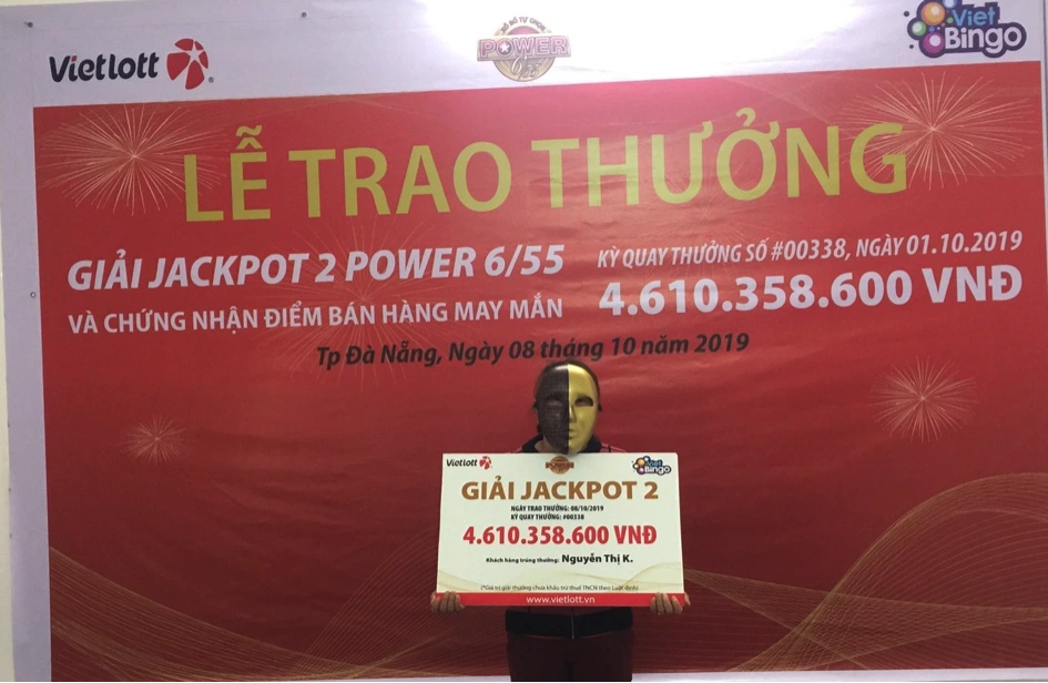 Chị K. - một khách hàng làm nghề bán vé số dạo đến từ Đà Nẵng trúng Jackpot 2 trị giá 4,6 tỷ đồng. &nbsp;