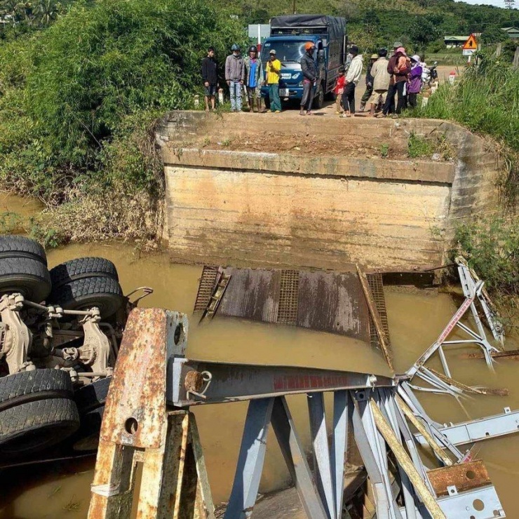 Sập cầu Tà Năng 2 ở Lâm Đồng khi xe bồn chạy qua - 3