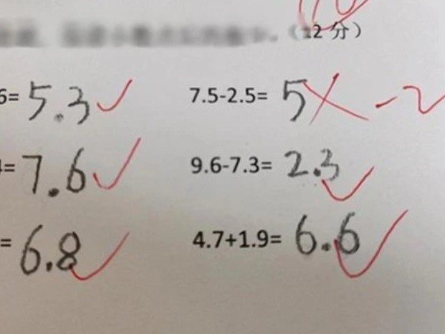 Con làm toán 7,5 - 2,5= 5 bị cô gạch sai, mẹ đi kiện biết đáp án đúng thì tâm phục