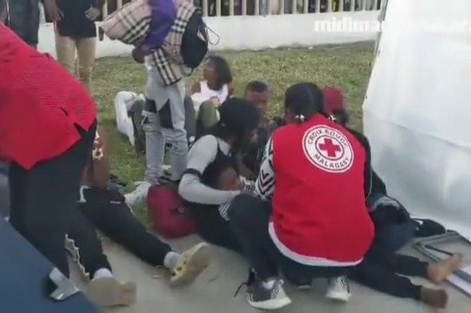 Các nhân viên Hội Chữ thập đỏ chăm sóc hàng chục người bị thương. Ảnh: Facebook
