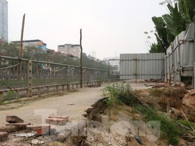 Tuyến đường 64 tỷ đồng ven sông Tô Lịch thành nơi đổ rác, quây tôn kéo dài