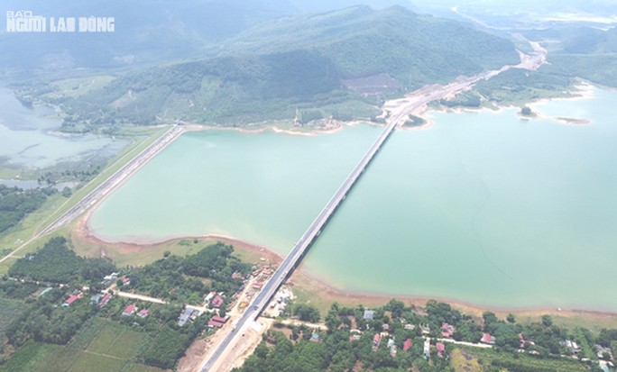 Cầu vượt hồ Yên Mỹ trên tuyến cao tốc Quốc lộ 45 - Nghi Sơn (đoạn qua huyện Nông Cống, tỉnh Thanh Hóa)