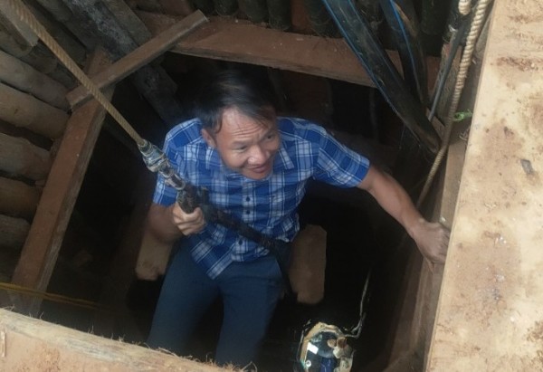 Cán bộ xã Cẩm Tâm kiểm tra giếng đào của gia đình bà Dương Thị&nbsp; Yến sâu 21m và đã có nước nhưng gia đình này vẫn tiếp tục xin đào thêm?