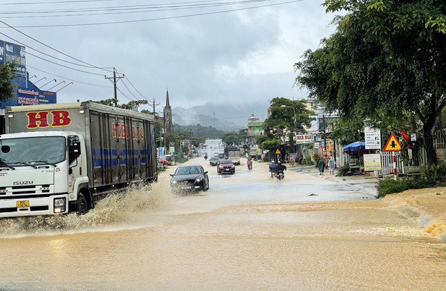 Nhiều tuyến phố ở Bảo Lộc bị ngập