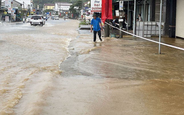 Mưa lớn kéo dài gây ngập lụt nhiều nơi ở thành phố Bảo Lộc - 2