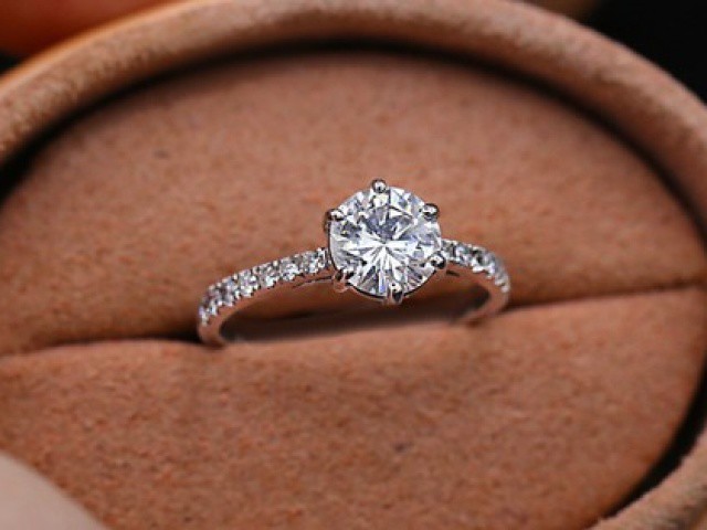 Được bạn trai cầu hôn, nụ cười của cô gái ”tắt ngúm” khi nhìn thấy chiếc nhẫn kim cương và từ chối đeo lên tay