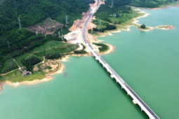 Tin tức trong ngày - CLIP: Ngắm cầu vượt hồ dài nhất tuyến cao tốc Bắc - Nam trước ngày thông xe