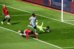 Bóng đá - MU thủng lưới 2 bàn/4 phút: Onana tấu hài, "vồ ếch" khi đối mặt với đối thủ