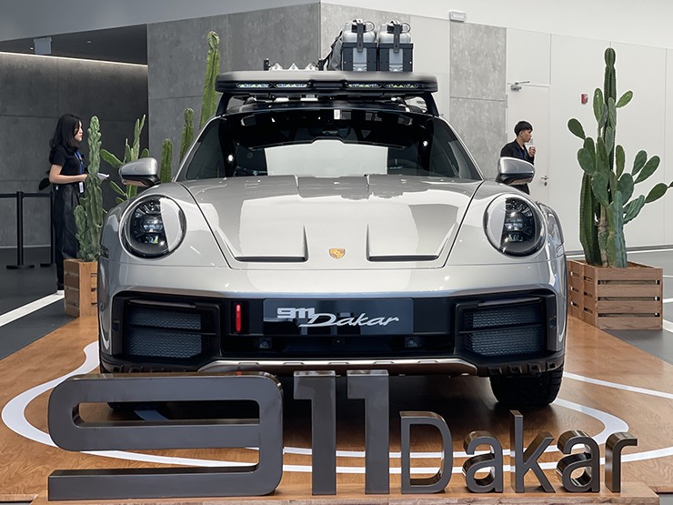 Chi tiết mẫu xe Porsche 911 phiên bản Dakar tại Việt Nam, giá bán từ 15,29 tỷ đồng - 1