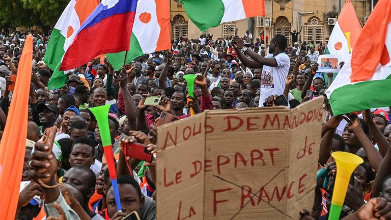 Người dân Niger ủng hộ phe đảo chính giơ cao các biểu ngữ phản đối Pháp vào ngày 20/8/2023.