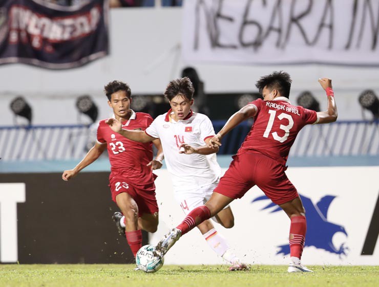 Video bóng đá U23 Việt Nam - U23 Indonesia: Thế trận dồn ép, phung phí penalty - 1