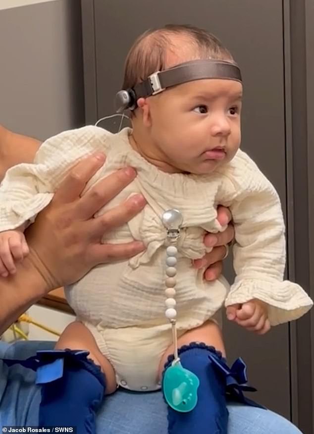 Nellie sinh ra với chứng microtia và atresia, nghĩa là cô bị điếc hoàn toàn một bên tai và chỉ có thể nghe được những âm thanh nhỏ hơn.