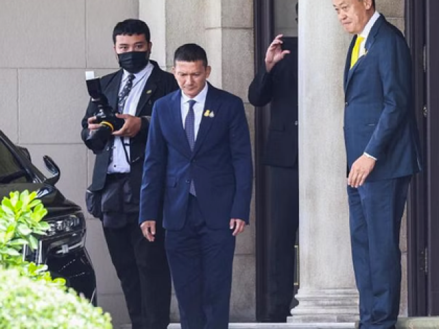 Thế giới - Cuộc đời sóng gió của "cảnh sát 9 mạng" theo sát gia tộc Shinawatra