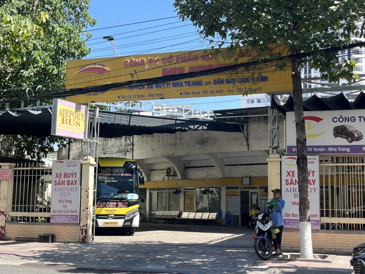 Bến xe buýt của Công ty CP Dịch vụ vận tải Đất Mới phía đường Yersin, TP Nha Trang.