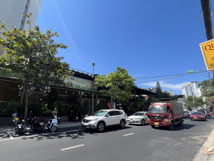 Đất SVĐ 19/8 đã được cho thuê làm quán cà phê phía đường Phan Chu Trinh, TP Nha Trang.