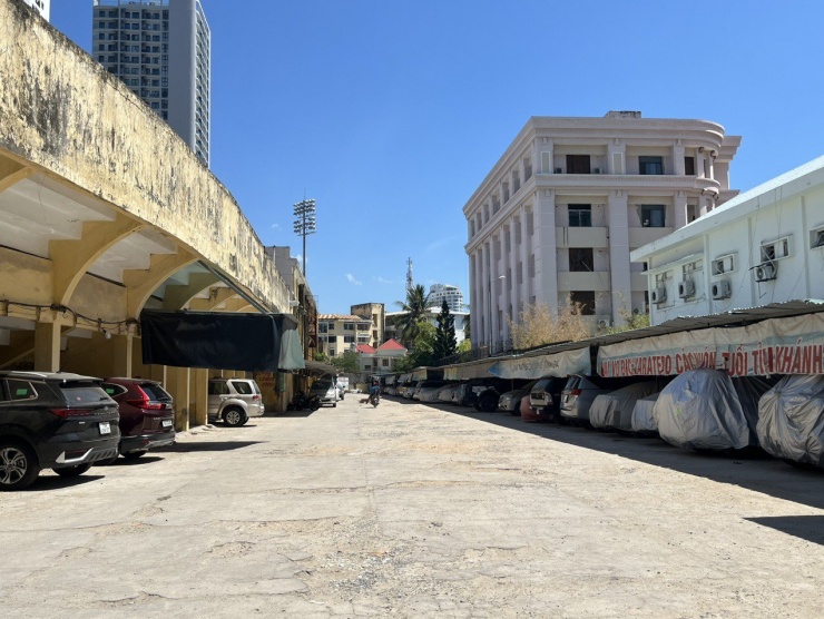 Một bãi giữ xe ô tô bên ngoài khán đài C của SVĐ 19/8 Nha Trang.